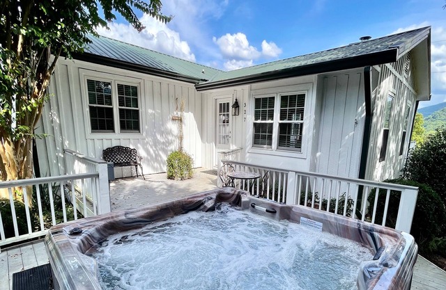Peace of Paradise: Free Attraction Tickets, Hot Tub & Secluded Mountain Views