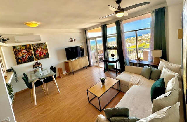 PEACE on the BEACH with SEA VIEWS, COMMUNAL POOL, AIR A/C, WIFI, Smart tv 48".