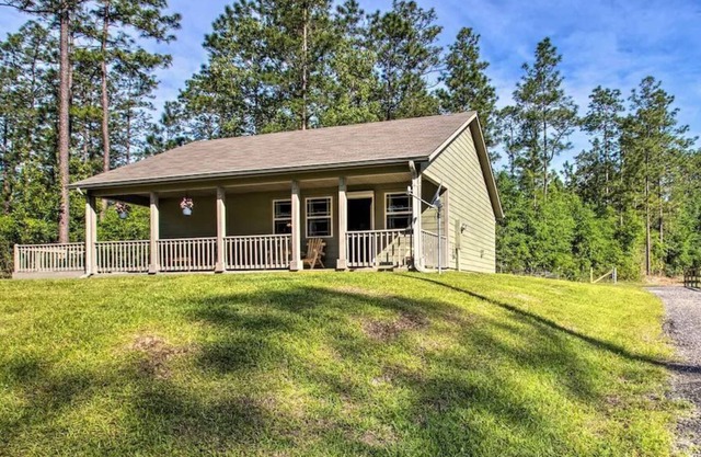 2 Bedrooms, Sleeps 6 with Horse Stalls!