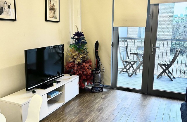 Peaceful 1 Bed Apartment in Pontoon Dock, Silvertown