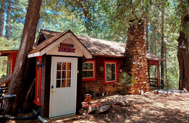 Einzigartige 1920 Redwood Cabin in Pines- Cozy Romantic