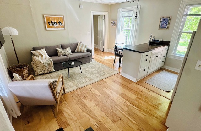 Peaceful 1BR ground floor with garden view - Simple, Stylish, Shelburne