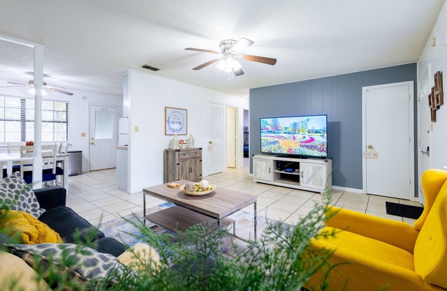 Peaceful 2 Bed, 1 Bath located in midtown, 5 miles from Stadium.