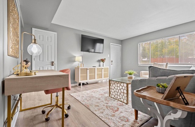 Peaceful 2 Bedroom Next to Park!