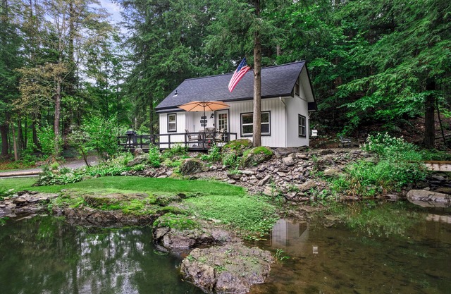 Peaceful 2-bedroom, 1-bath cottage with private waterfall on a spring fed creek.