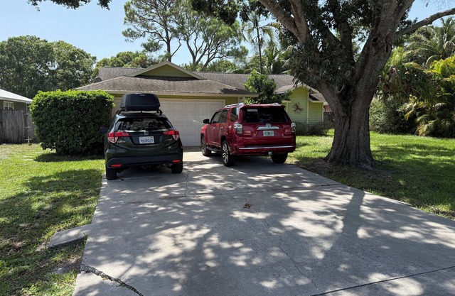 Peaceful 2-bedroom apartment with AC in charming Vero Beach private bathroom