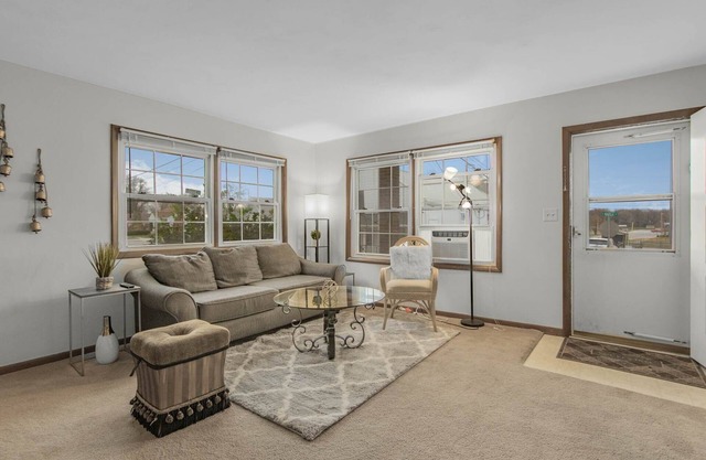 Peaceful 2-Bedroom Apartment - Close To It All!
