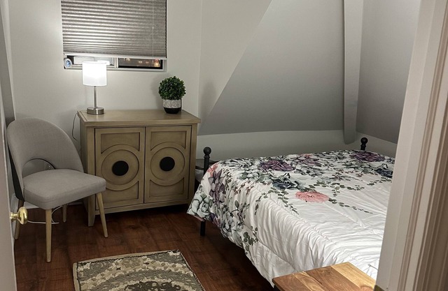 Peaceful 2-bedroom apartment in wonderful Stamford with WiFi, AC
