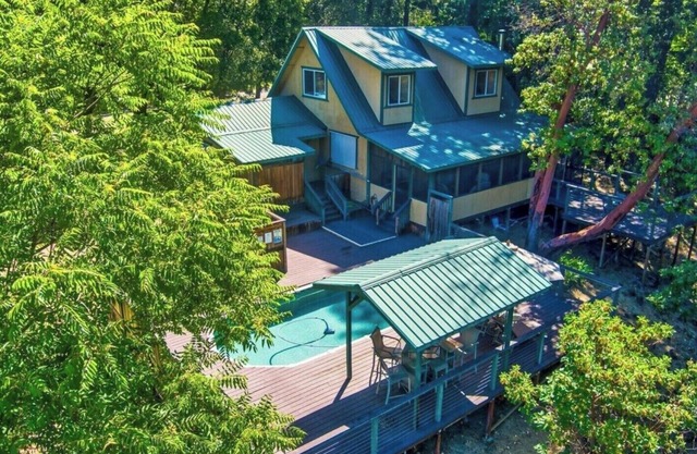 Peaceful 2-bedroom house with river views, pool, laundry, full kitchen & more