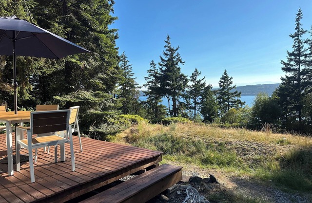 Peaceful 2-bedroom Water View Home in Langley with Private Beach Access and Wifi