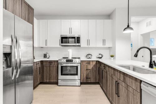 Peaceful 2BR by the Bay Pool and Coastal Vibes