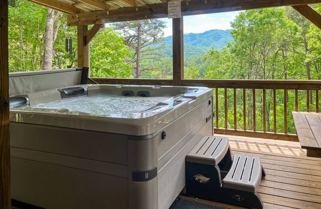 Peaceful 2BR Cabin with Full Kitchen, Wifi, Gas Grill, and Hot Tub