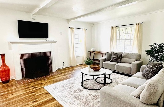 Peaceful 2BR Condo Near Beverly Hills – Free Garage Parking – 30+ Day Stays
