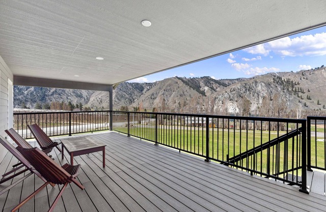Peaceful 2BR Retreat w/ Mt & River Views-Free Wi-Fi