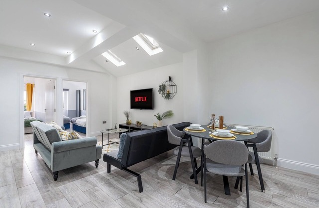 Peaceful 3 Bed Acton Retreat Zone 2 Sleeps 9
