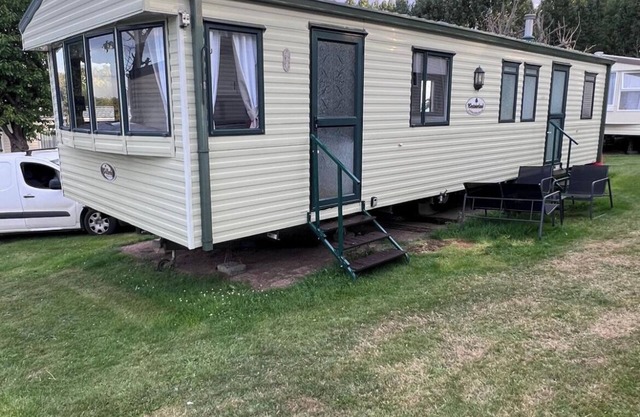 Peaceful 3-bedroom caravan with WiFi in charming Warden