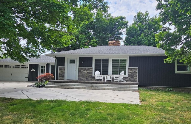 Peaceful 3-bedroom dog-friendly house on 2.5 acres between GR and Allendale