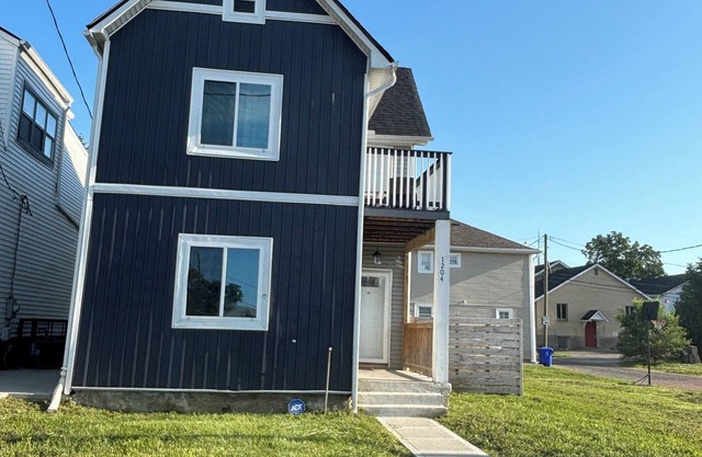 Peaceful 3-bedroom house with AC in charming Columbus. Able to accommodate 8.