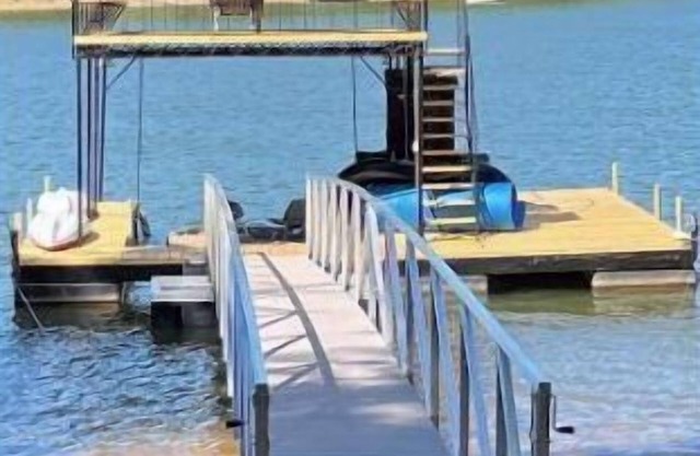 Peaceful 3 bedroom lakehouse w/private wooded lot.