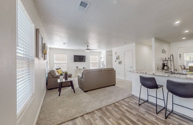 Peaceful 3bd/2.5ba home w/yard, garage