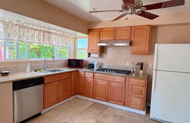 Peaceful 3BD/2BA Home, Cozy Getaway