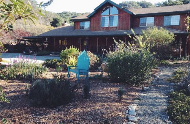 Ruhiges 4 Schlafzimmer 6 Morgen Ranch Haus mit Blick auf die Berge im schönen Ojai
