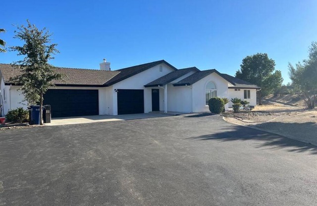 Peaceful 4 Bedroom Farm Stay at Whispering Vines