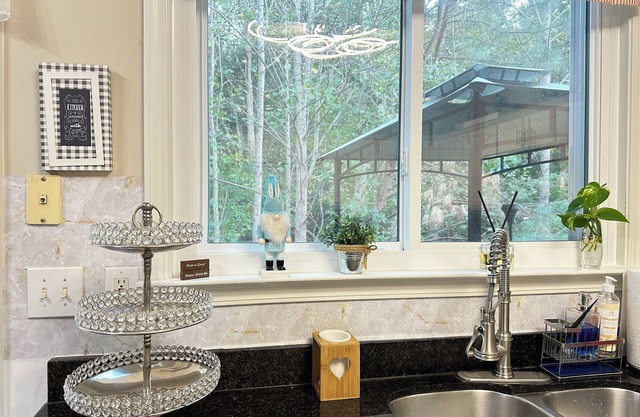 Peaceful 4-bedroom house with AC in charming Duluth