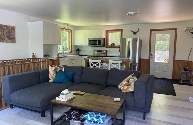Peaceful 4 season cottage on the shores of the Petawawa River