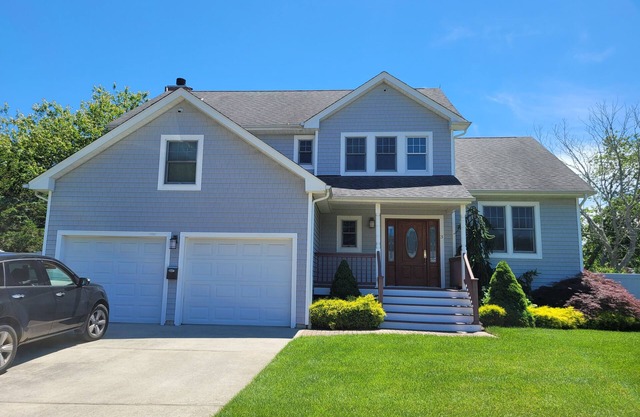 Peaceful and bright 4 bedroom getaway house-5 min from the beach!