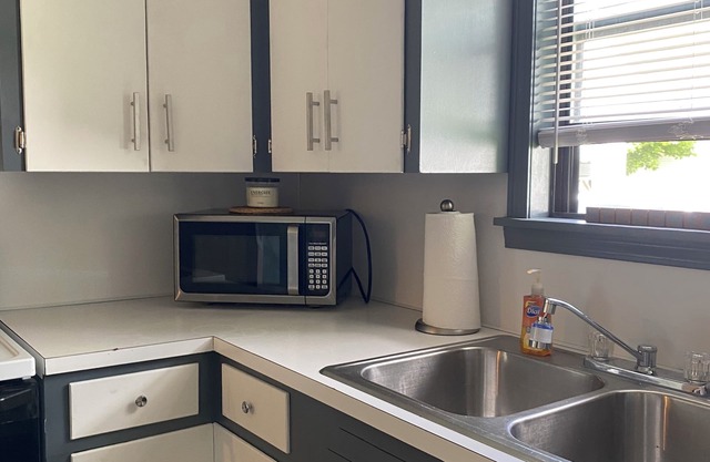 Peaceful and private one bedroom, one bathroom house in downtown Marshall