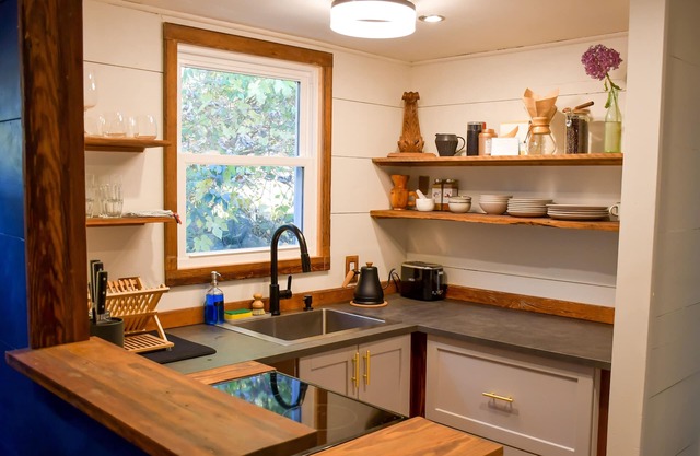 Peaceful apartment on 3.5 acres w/ artist studio.