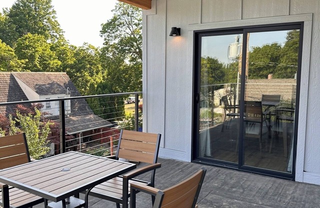 Peaceful Apartment with Rooftop patio and great views
