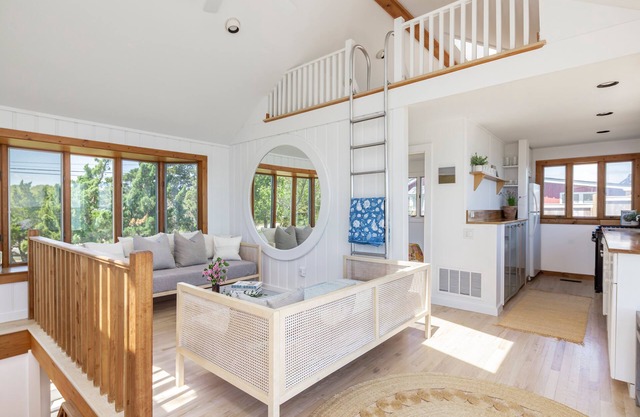 Peaceful beach bungalow on Gerard drive East Hampton Springs