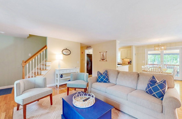 Peaceful beach retreat: private yard, close to beaches, Chatham & rail trail