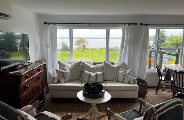 Peaceful beachfront Harrington Hideout close to 4 golf courses and Ski Wentworth