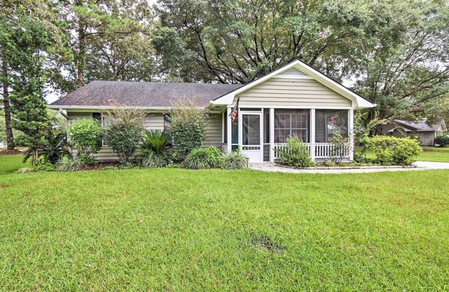 Peaceful Beaufort Home w/ Front Porch + Grill
