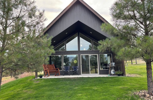 Peaceful, beautiful, cozy new cottage set on forested property. Gorgeous views!