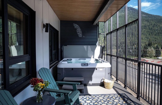 Peaceful & Beautifully Designed Revelstoke Escape