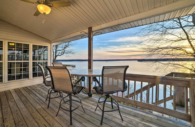 Peaceful Big Sandy Home w/ Deck on Kentucky Lake!