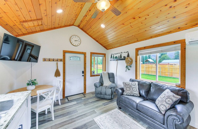 Peaceful Bonners Ferry Cabin w/ Deck & Mtn Views!