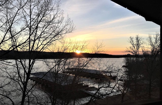 Peaceful Branson Waterfront Get-a-Way Near SDC!