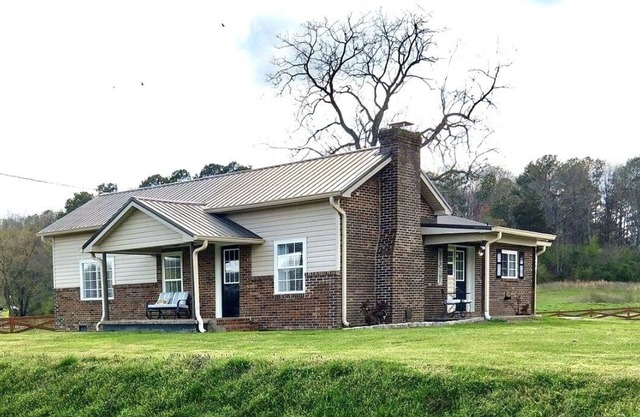 Cozy Brick Farmhouse with Jetted Hot Tub + Gas fire place!