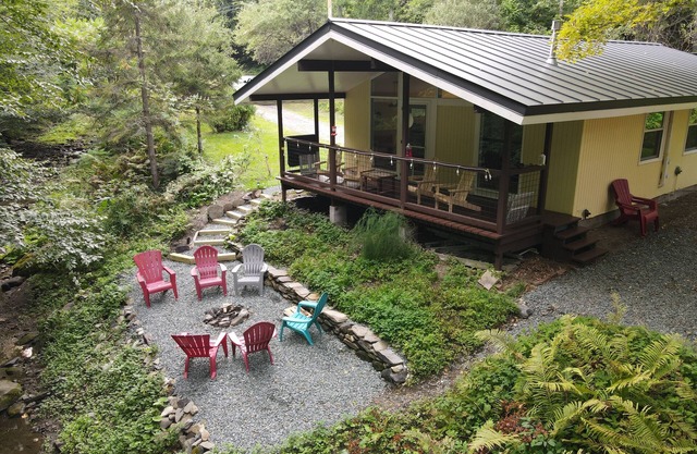 Neu renoviert - Friedliche Brookside North Pomfret Cottage