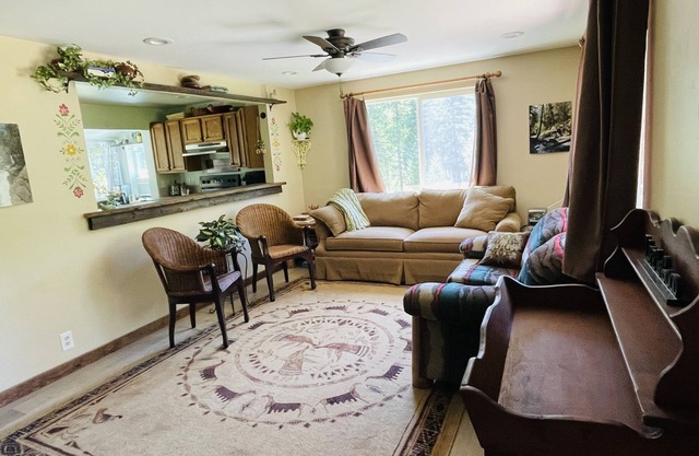 The Nest - Cozy Bonners Ferry Cabin