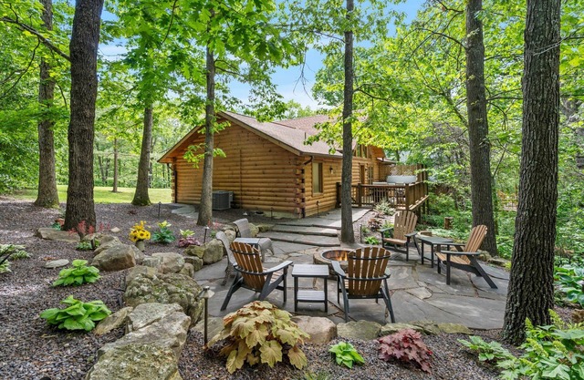 Cozy 2-bedroom Cabin, 2 Min to Thunder Ridge Arena-Hot Tub, Fire Pit, Free Show Tickets Included!