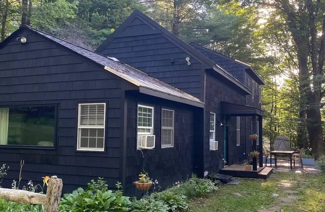 Peaceful Cabin in the Woods and near the mountains