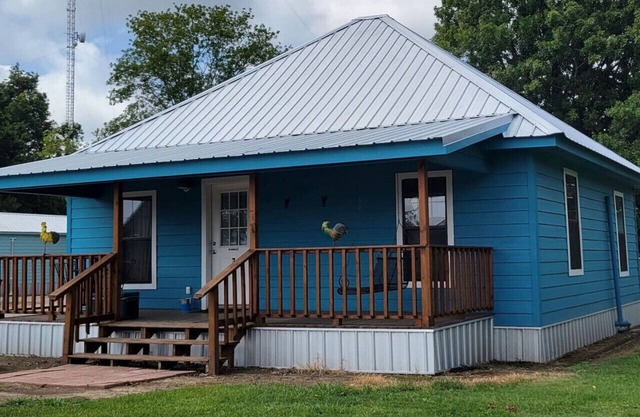 Peaceful cabin in orchard with Lake Chicot views!