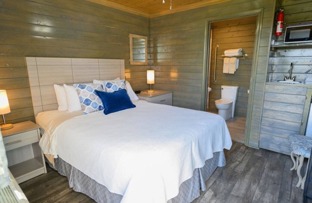 Peaceful cabin in orchard! Great Internet!