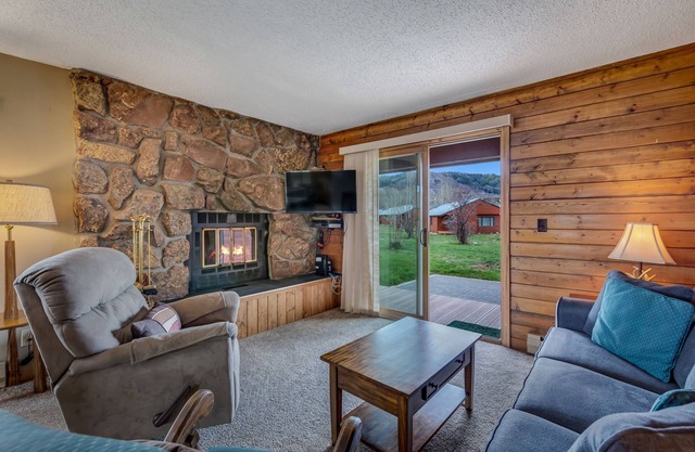 Peaceful cabin near fly-fishing, hiking, cycling, and beautiful views.